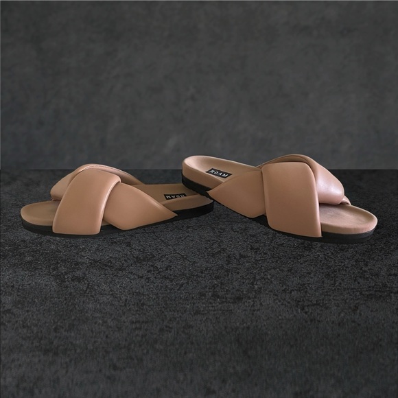 Roam Foldy Puffy Nude Sandal - Size 12 - Picture 3 of 10